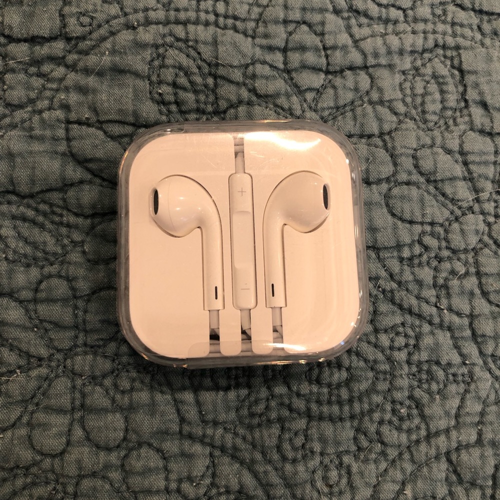 Apple Headphones with AUX Plugin